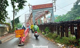 Dỡ hàng rào cấm xe trên cầu Long Biên vì ùn tắc kéo dài