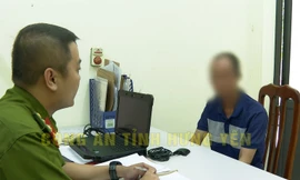 Khởi tố vụ bố bạo hành con đẻ vì ‘mẹ không gửi tiền về’