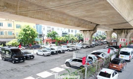 Bãi xe gầm cầu Vĩnh Tuy treo biển 'giải tỏa', từ chối nhận trông giữ xe