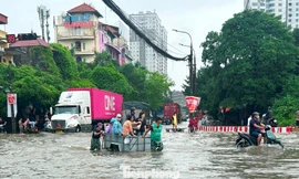 'Hốt bạc' giữa biển nước: Dịch vụ kéo xe 'chạy sô' 200.000 đồng mỗi lượt ở Hà Nội
