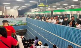 Hình ảnh lần đầu tiên tàu điện Hà Nội chạy 'xuyên đêm' phục vụ khách