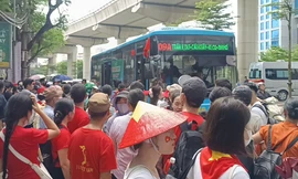 Hình ảnh khách đi xe buýt đông hiếm gặp ở Hà Nội