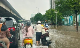 Trời hửng nắng, Hà Nội vẫn còn 12 điểm ngập sâu, ùn tắc