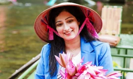 Đoàn phim Ấn Độ ấn tượng với sắc hồng trên dòng Ngô Đồng ở Ninh Bình