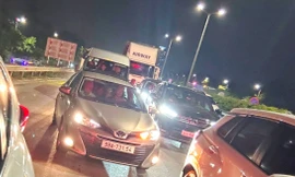 Ùn tắc tới nửa đêm ở đường trên cao Vành đai 3 