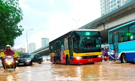 Hà Nội mở cửa xả và vận hành các trạm bơm để hạ mức nước ao hồ