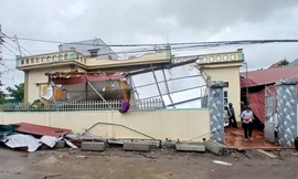 Cảnh nhà đổ tan hoang sau dông lốc càn quét ở Hưng Yên