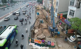 Dựng hàng rào thi công hầm chui Cổ Linh, giao thông có dấu hiệu ùn tắc