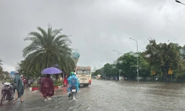 Điểm danh một số tuyến đường Hà Nội bị ngập, giao thông ùn tắc