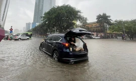 Hà Nội ngập, ùn tắc kéo dài giờ tan tầm: Người dân chui vào cốp xe chờ nước rút