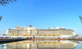 Du thuyền cập cảng Cái Mép- Thị Vải