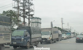 Xe tải ‘né’ trạm thu phí QL5, phá hỏng đường dân sinh