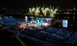 Hàng chục nghìn người đi xem 30 anh trai và các em xinh