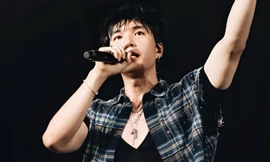 Hieuthuhai chuyển 400 triệu đồng gửi đồng bào vùng lũ ngay trên sân khấu