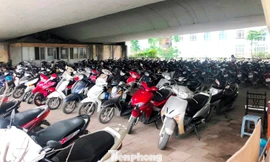 Cận cảnh các gầm cầu Hà Nội 'phủ kín' bãi ô tô, xe máy