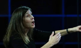 Nữ nhạc trưởng chỉ huy 5.000 nghệ sĩ đến TPHCM biểu diễn là ai? 