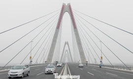 Cấm xe đi lên cầu Nhật Tân vào ban đêm để chuẩn bị tổ chức lại giao thông