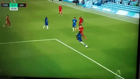 Sai lầm khó tin của thủ môn đắt giá nhất thế giới.