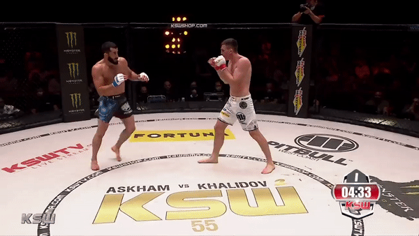 Võ sĩ 40 tuổi tung ‘phi long cước’ hạ knock-out đối thủ như phim