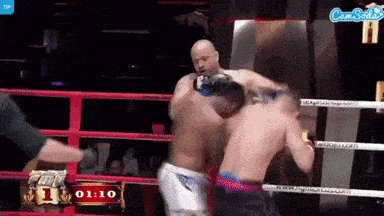 Cựu vô địch Muay Thái cao 1m95 bị 3 võ sĩ ‘đánh hội đồng’ te tua 