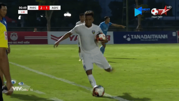 Cận cảnh HLV Phố Hiến bóp cổ cầu thủ An Giang.