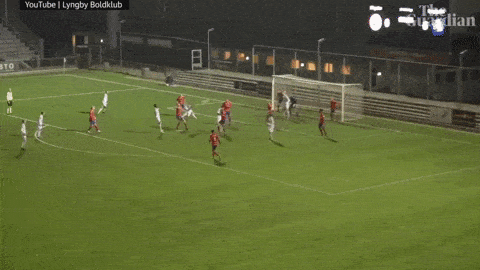 Hai lần tung người sút bóng, trung vệ Đan Mạch lập siêu phẩm để đời