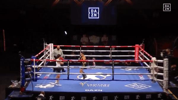 Đấm nhanh như ‘súng máy’, nữ võ sĩ hạ knock-out đối thủ trong 7 giây