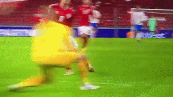 Cận cảnh pha va chạm khiến Kasper Schmeichel đổ gục.