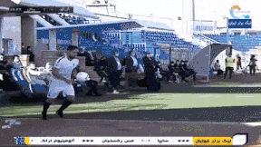 Cầu thủ lộn nhào ném biên ghi bàn thắng chưa từng có