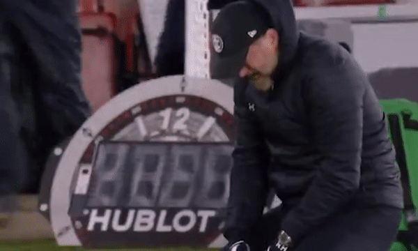 HLV Ralph Hasenhuttl khóc nức nở như trẻ con sau trận thắng Liverpool.