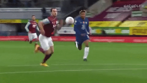 Edouard Mendy may mắn thoát thẻ đỏ?