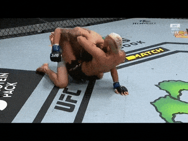 Cú siết máy chém giúp ‘chiến thần’ UFC bảo vệ ngôi vương