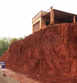 Hạ cốt nền khiến nhiều căn nhà rơi vào thế cheo leo, tiềm ẩn nguy cơ sạt lở.