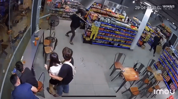 Hình ảnh vụ việc được camera an ninh ghi lại.