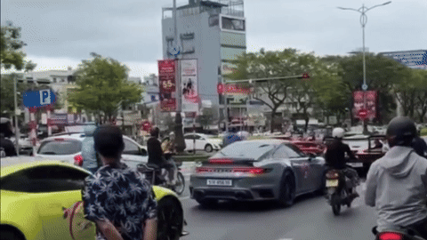 Hình ảnh các siêu xe nối đuôi nhau vượt đèn đỏ ở Đà Nẵng.