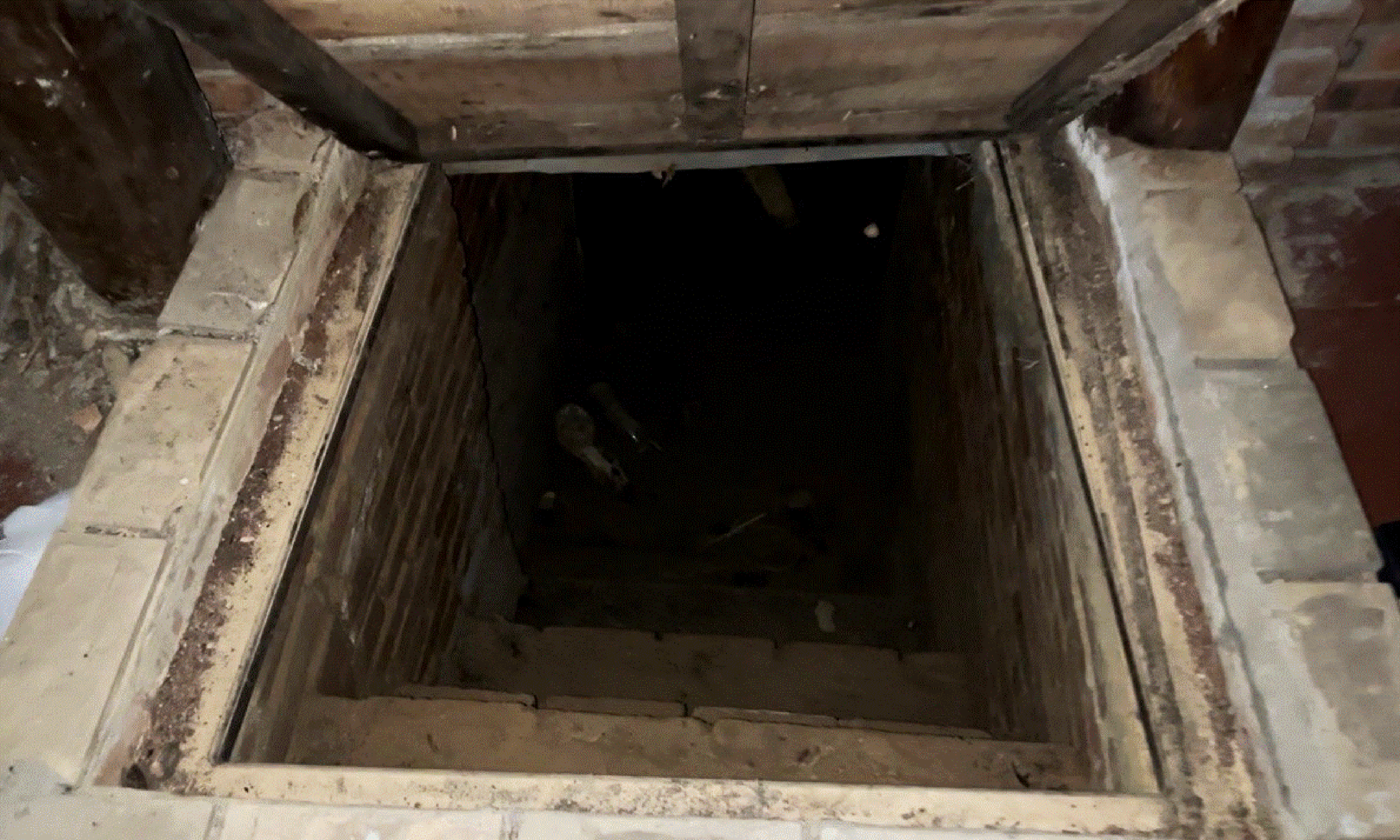 Đặc biệt, ngôi nhà từng là nơi trú ẩn của nhiều chiến sĩ cách mạng thời kháng chiến. Trong phòng ngủ chính, một hầm trú ẩn được thiết kế thông ra phía sau vườn với sức chứa khoảng 10 người.