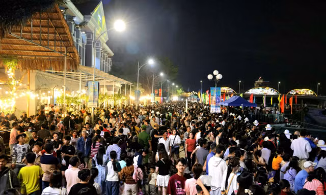 Hàng nghìn người chen chân xem khai hội sông nước Cần Thơ