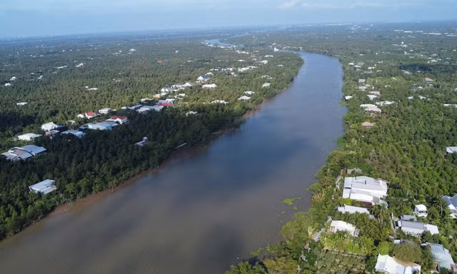Tàu gỗ và vỏ lãi đâm nhau 