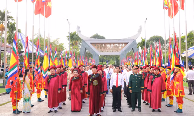 Hàng nghìn người dâng hương các Vua Hùng tại miền Tây