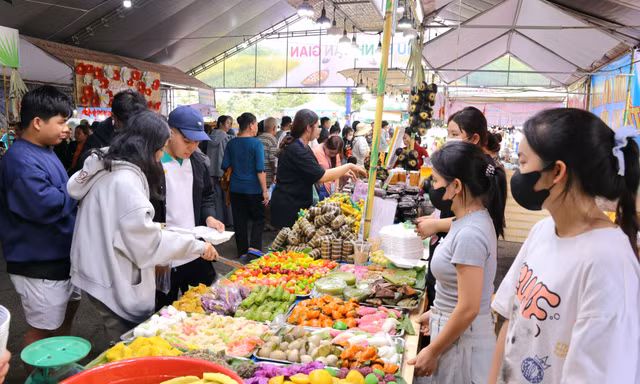 Đông nghịt người tới lễ hội Bánh dân gian Nam Bộ