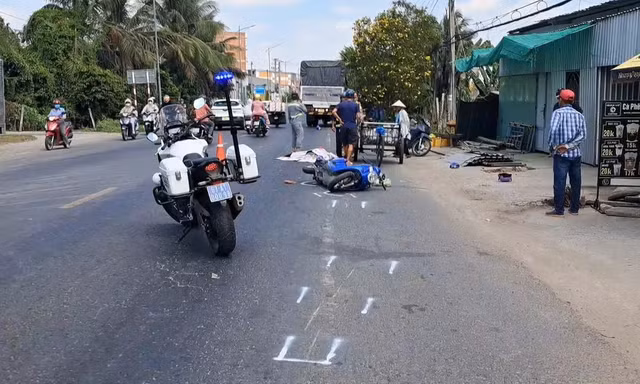 Xe tải đâm vào xe máy và xe ba gác, 2 người thương vong