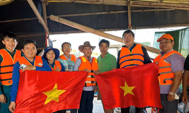Tuổi trẻ Cần Thơ về với ngư dân nơi đầu sóng