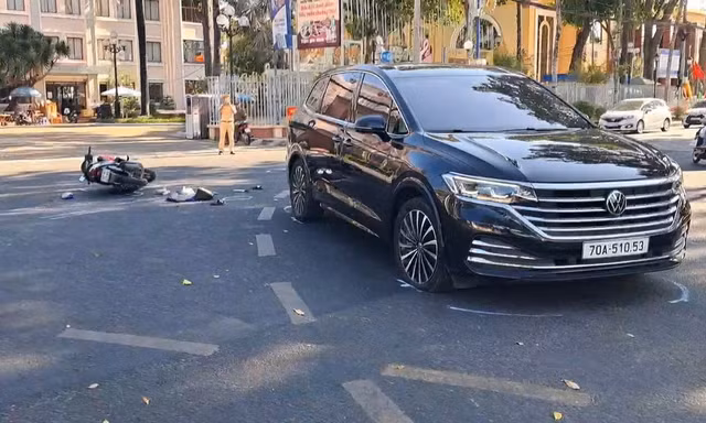 Ô tô rẽ trái va phải xe máy, bé 5 tuổi tử vong