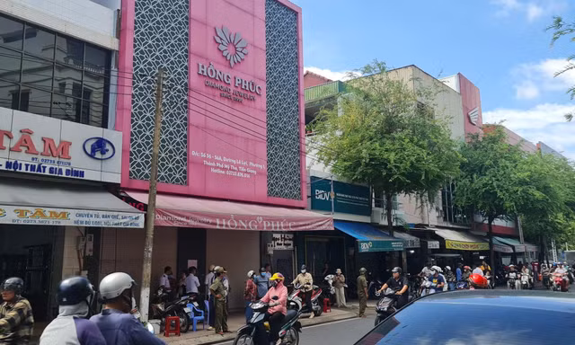 Nhiều người 'đứng ngồi không yên' vì tiệm vàng bất ngờ đóng cửa 