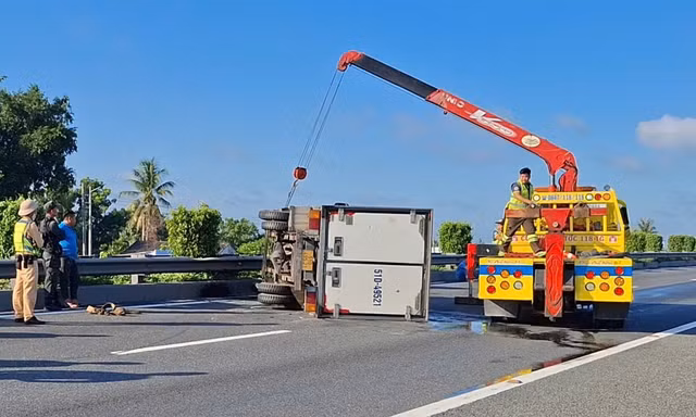 Xe tải nổ lốp lật ngửa trên cao tốc 