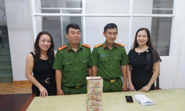 Bỗng dưng nhận gần 1 tỷ đồng, được công an hỗ trợ trả lại