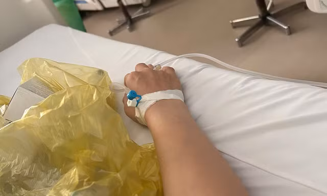 43 người nhập viện sau khi ăn bánh kem cùng một cửa hàng