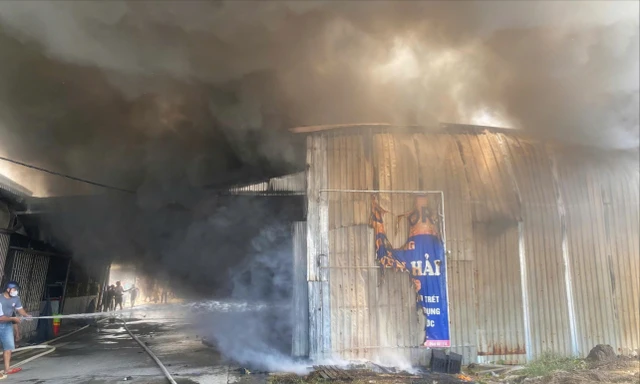 Nhà kho ở An Giang phát hỏa dữ dội, cột khói bốc cao hàng chục mét
