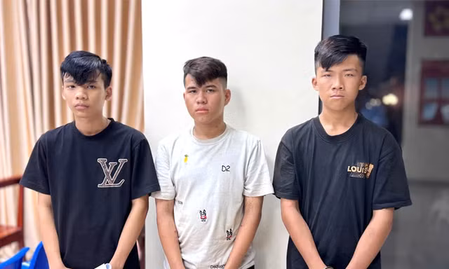 Bắt nhóm đối tượng liên tiếp dùng dao tấn công người đi đường cướp tài sản 