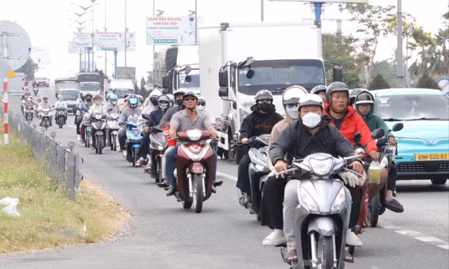 Dòng người từ miền Tây lỉnh kỉnh đồ đạc về TPHCM 